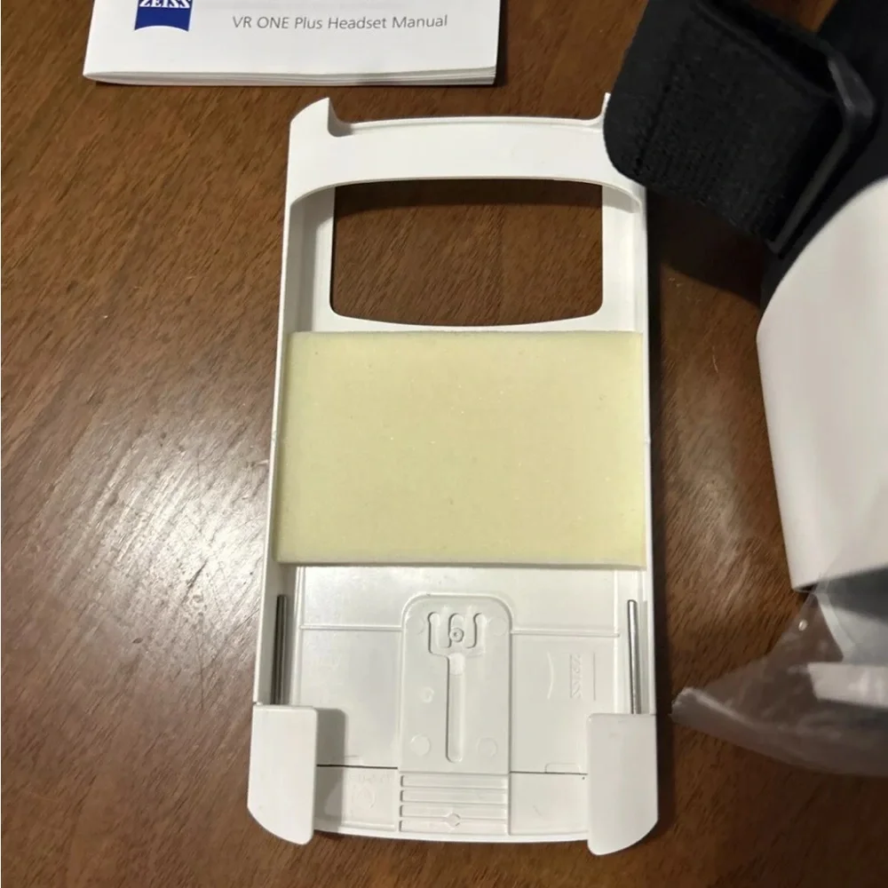 Black and White Smartphone VR Headset with Sleek Design